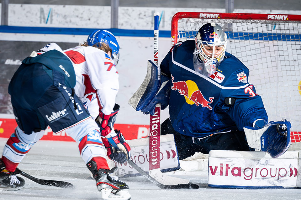 Florian Elias von den Adler Mannheim und Kevin Reich vom EHC Red Bull Mnchen.