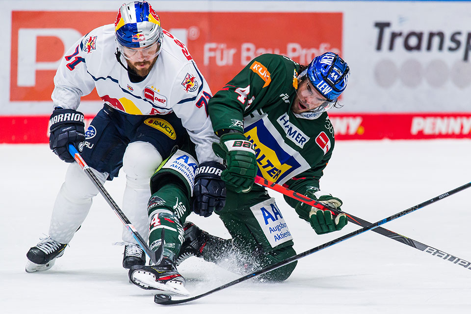 Chris Bourque vom EHC Red Bull Mnchen und Michael Clarke von den Augsburger Panthern.