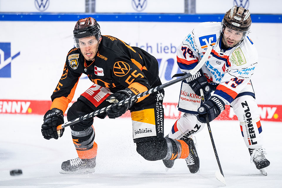 Ryan Button von den Grizzlys Wolfsburg und Joe Whitney von den Iserlohn Roosters.