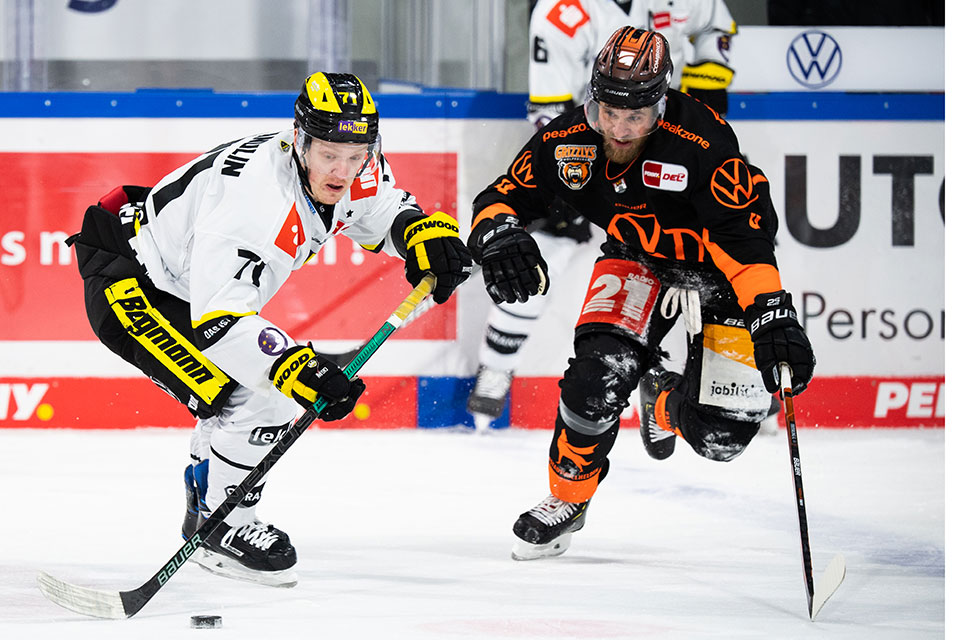 Artur Tyanulin von den Krefeld Pinguinen und Garrett Festerling von den Grizzlys Wolfsburg.