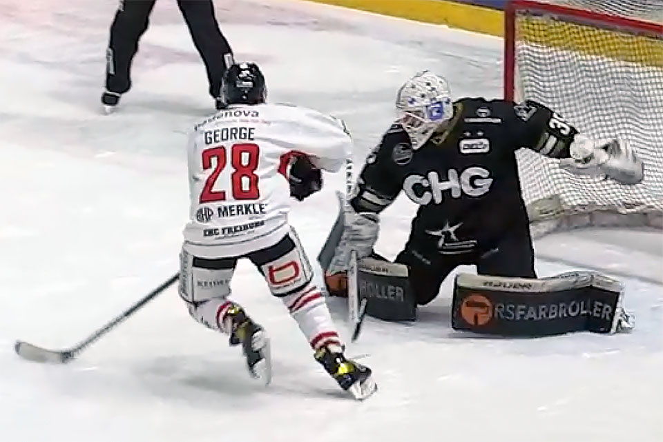 Jordan George trifft im Penaltyschießen für Freiburg. Jordan George trifft im Penaltyschießen für Freiburg.