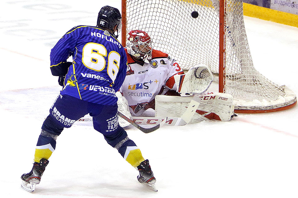 Tilburgs Hofland gegen Scorpions-Goalie Jaeger. Tilburgs Hofland gegen Scorpions-Goalie Jaeger.