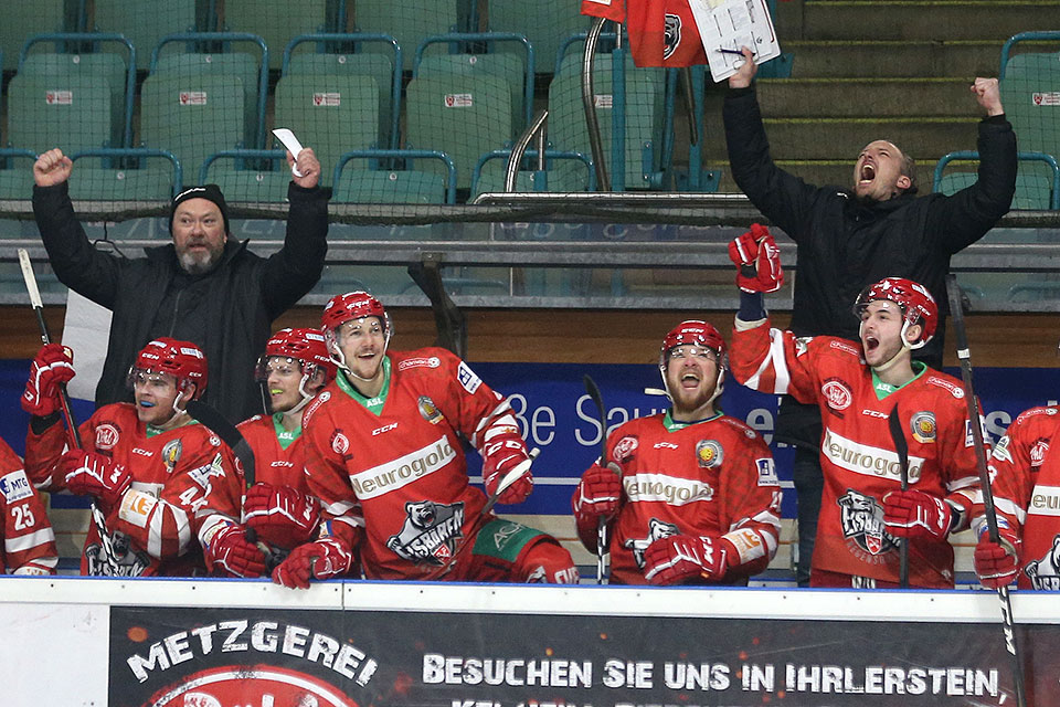 Die Eisbren jubeln ber den Einzug in die nchste Runde.