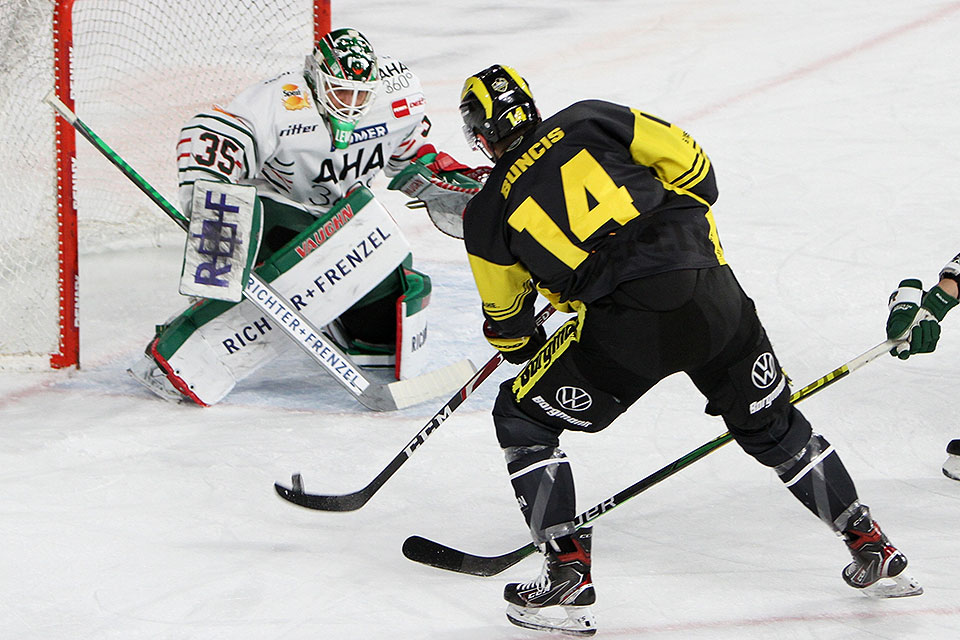 Torchance fr Krefelds Buncis im Spiel gegen Augsburg.