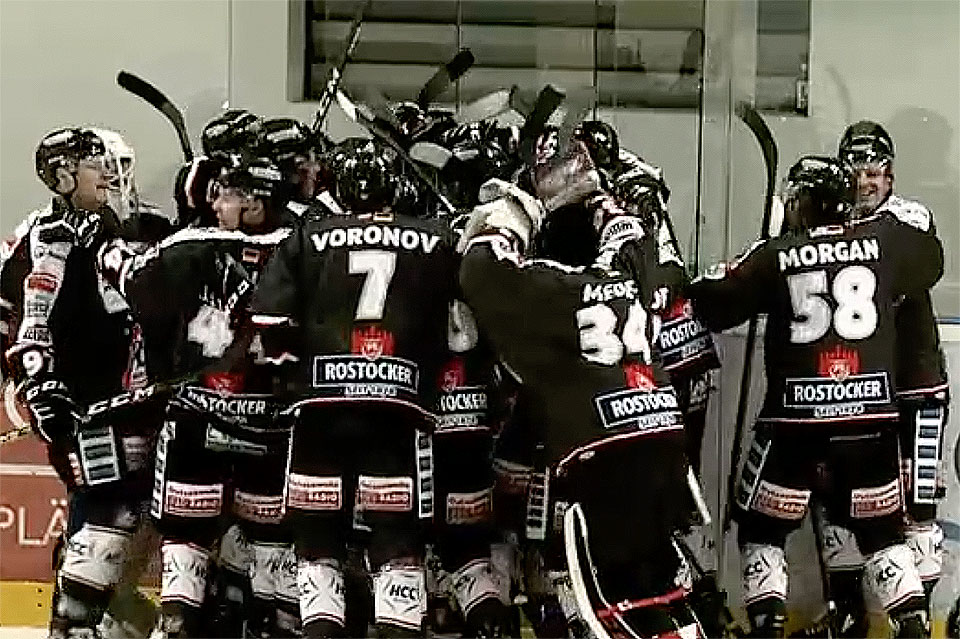 Rostock jubelt über den Einzug ins Viertelfinale. Rostock jubelt über den Einzug ins Viertelfinale.