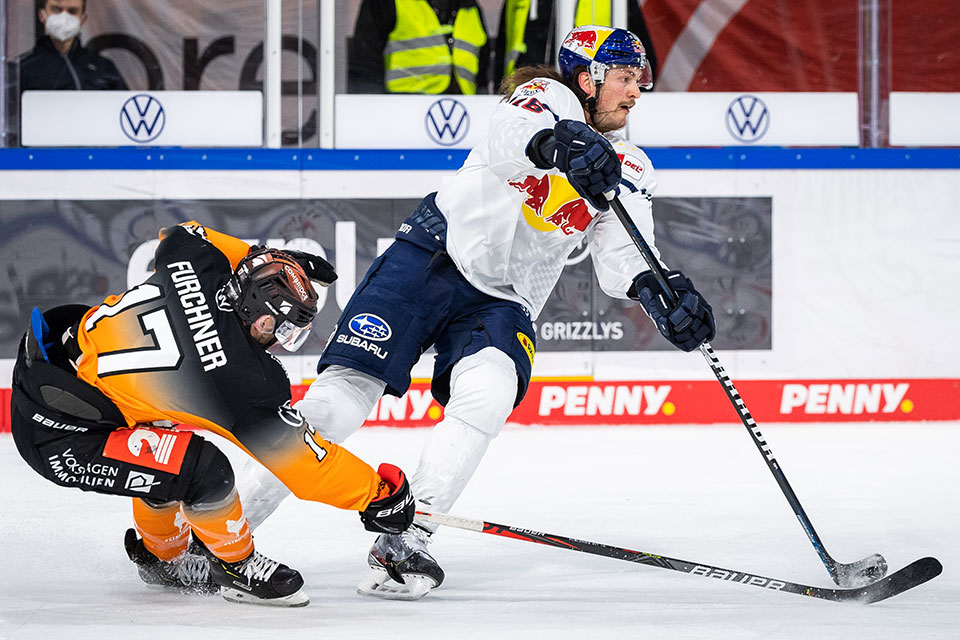 Sebastian Furchner von den Grizzlys Wolfsburg und Konrad Abeltshauser vom EHC Red Bull Mnchen.