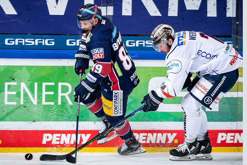 Zachary Boychuk von den Eisbren Berlin und Jake Weidner von den Iserlohn Roosters.