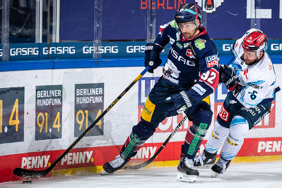 Marcel Noebels von den Eisbären Berlin und Ben Marshall vom ERC Ingolstadt. Marcel Noebels von den Eisbären Berlin und Ben Marshall vom ERC Ingolstadt.