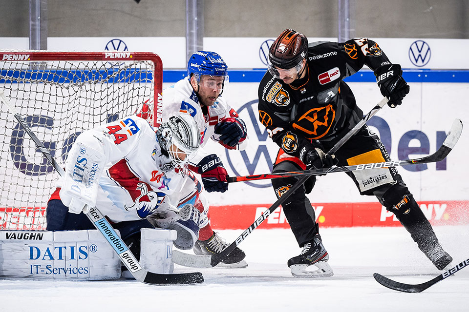 Dennis Endras und Mark Katic von den Adler Mannheim und Spencer Machacek von den Grizzlys Wolfsburg.