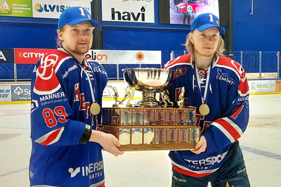 Arttu Rmund Roope Mkitalo mit dem Siegerpokal aus der Mestis-Liga..