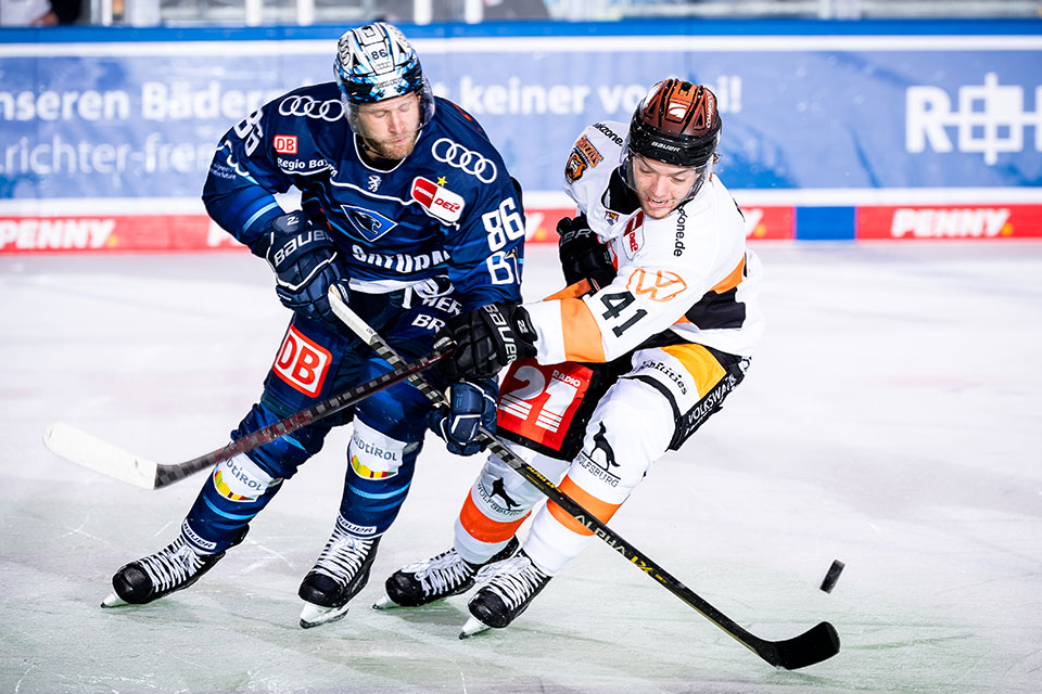 Daniel Pietta vom ERC Ingolstadt und Steven Raabe von den Grizzlys Wolfsburg.