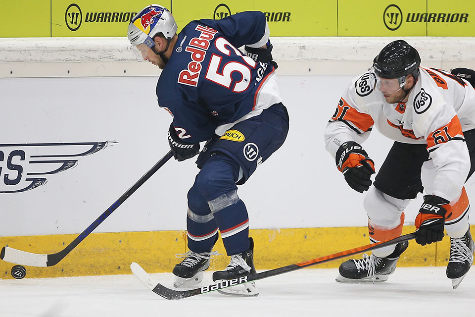 Patrick Hager (RB Muenchen) und Marek Bartanus (Kosice). Patrick Hager (RB Muenchen) und Marek Bartanus (Kosice).