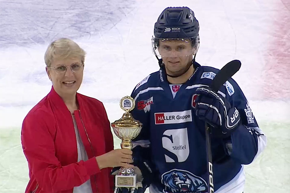 Gaby Sennebogen mit dem Siegerpokal fr die Straubing Tigers.