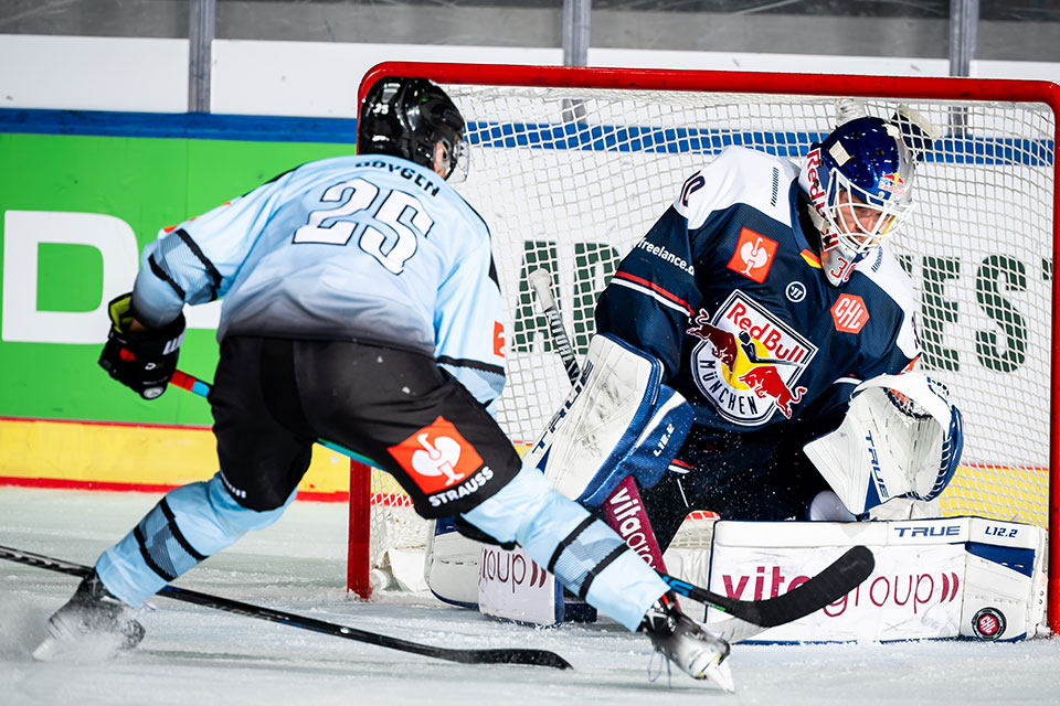 William Boyse von SonderjyskE Vojensn und Daniel Fiessinger von Red Bull Mnchen.