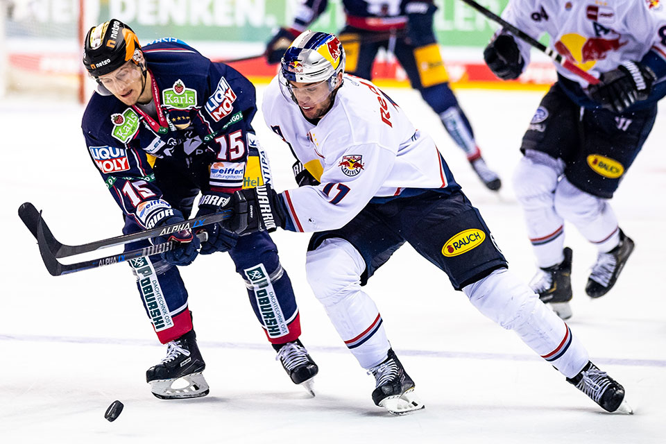 Manuel Wiederer von den Eisbären Berlin und Frederik Tiffels von Red Bull München. Manuel Wiederer von den Eisbären Berlin und Frederik Tiffels von Red Bull München.