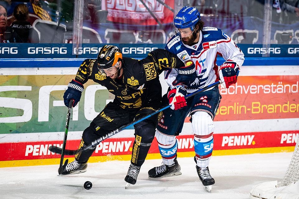 Blaine Byron von den Eisbren Berlin und Thomas Larkin von den Adler Mannheim.