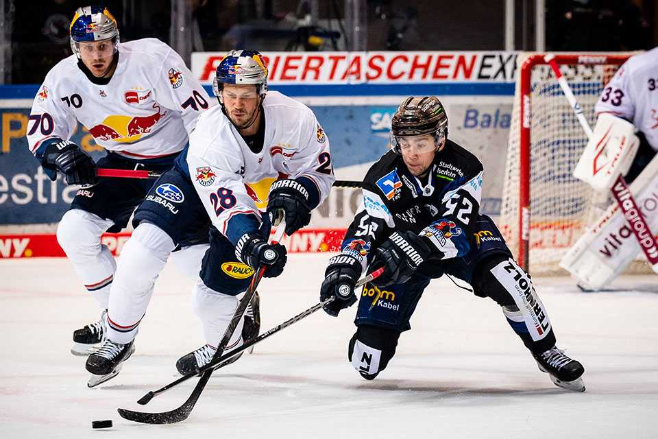 Frank Mauer von Red Bull Mnchen und Sven Ziegler von den Iserlohn Roosters.