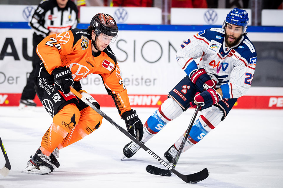 Janik Mser von den Grizzlys Wolfsburg und Matthias Plachta von den Adler Mannheim.