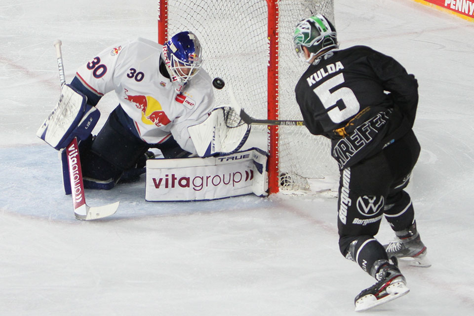 Krefelds Kulda trifft zum 1:0.