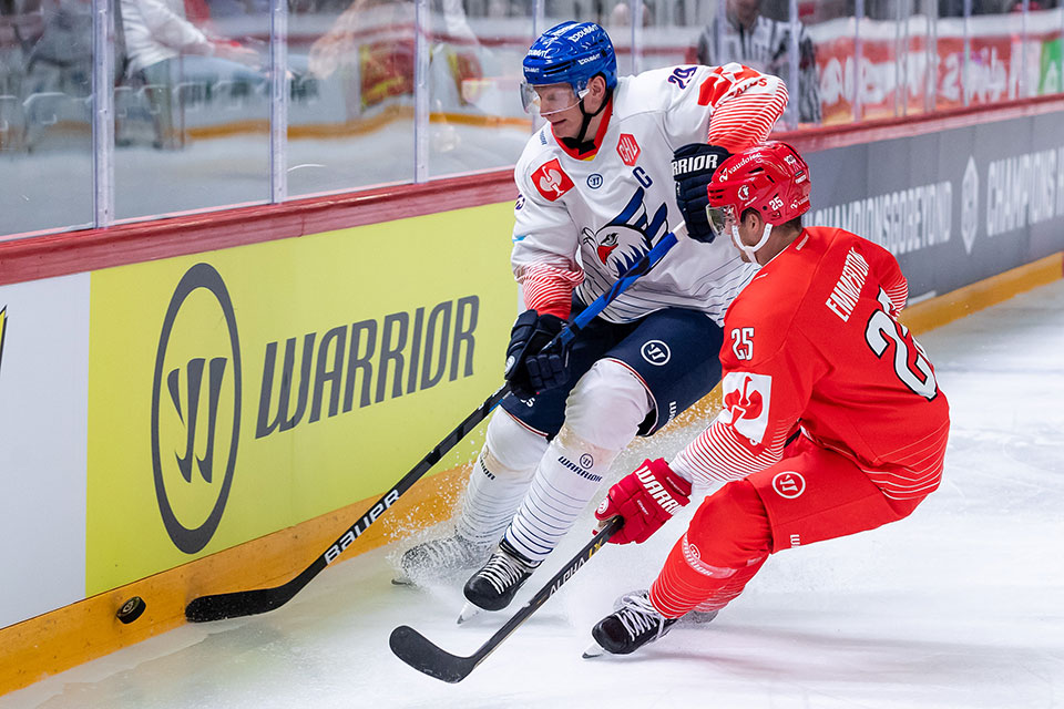 Denis Reul von den Adlern Mannheim gegen Cory Emmerton von HC Lausanne.