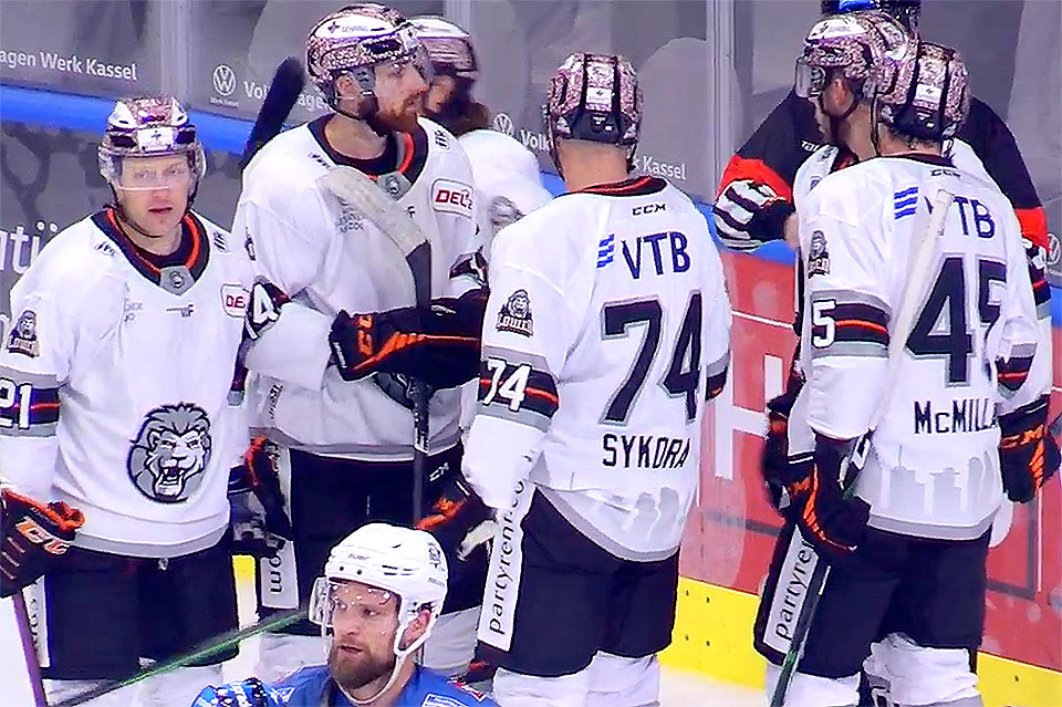 Die L�wen feiern den sechsten Treffer in Kassel.