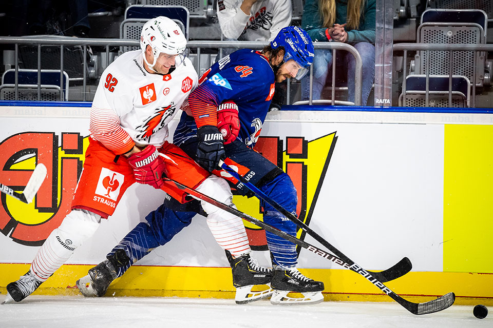 Jiri Sekac von Lausanne HC und Andrew Desjardins von den Adlern Mannheim.