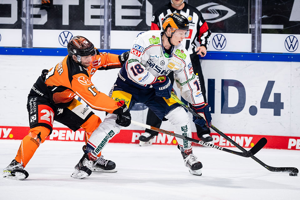 Sebastian Furchner von den Grizzlys Wolfsburg und Jonas Mller von den Eisbren Berlin.