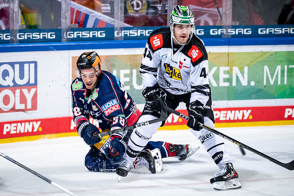 Yannick Veilleux von den Eisbren Berlin und Jesper Jensen Aabo von den Krefeld Pinguinen.