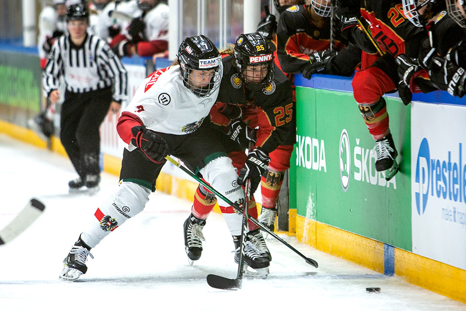 Theresa Naemi Schafzahl von Team sterreich und Laura Kluge von Team Deutschland.