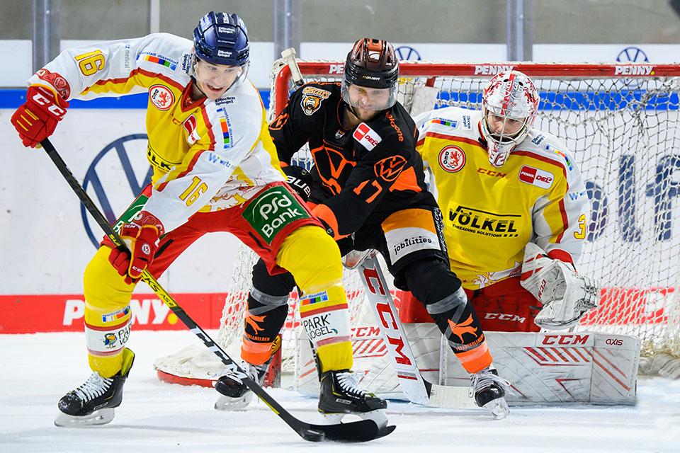 Dsseldorfs Kyle Cumiskey vor Wolfsburgs Sebastian Furchner.