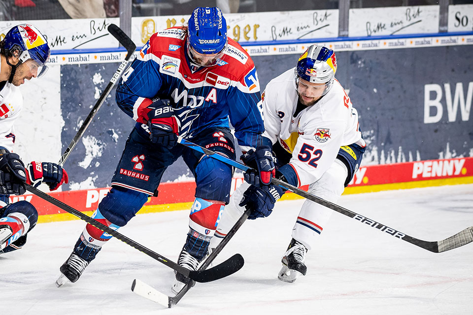 (L-R) Yasin Ehliz von Red Bull Mnchen, Andrew Desjardins von den Adlern Mannheim und Patrick Hager von Red Bull Mnchen.