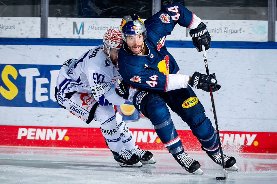 Tylor Spink von den Schwenninger Wild Wings und Zach Redmond von Red Bull Mnchen.