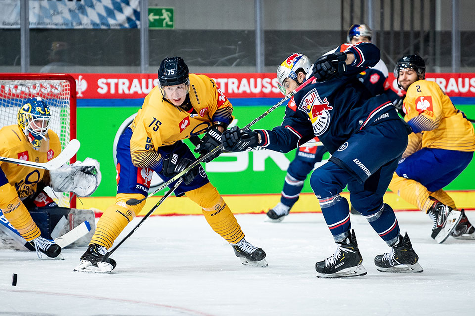 Arttu Ilomki von Lukko Rauma und Trevor Parkes von Red Bull Mnchen.