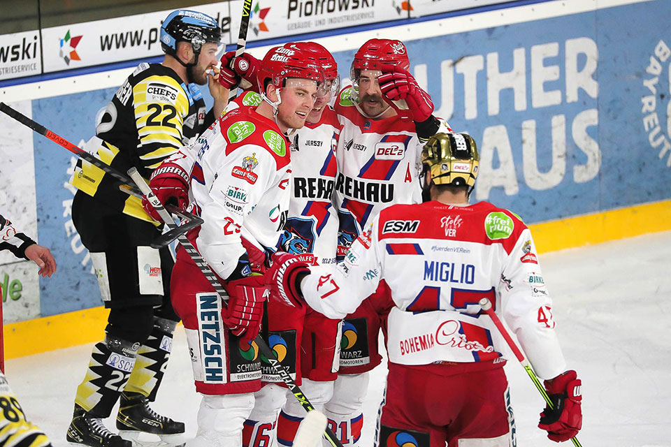 Selb feiert den Derbysieg in Bayreuth.