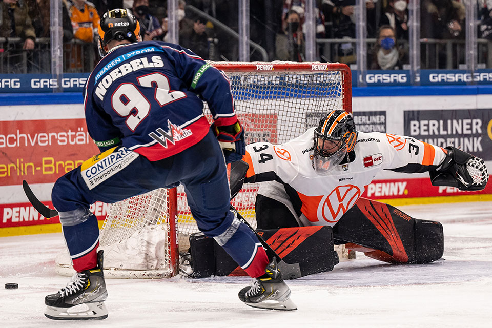 Marcel Noebels von den Eisbren Berlin und Chet Pickard von den Grizzlys Wolfsburg.