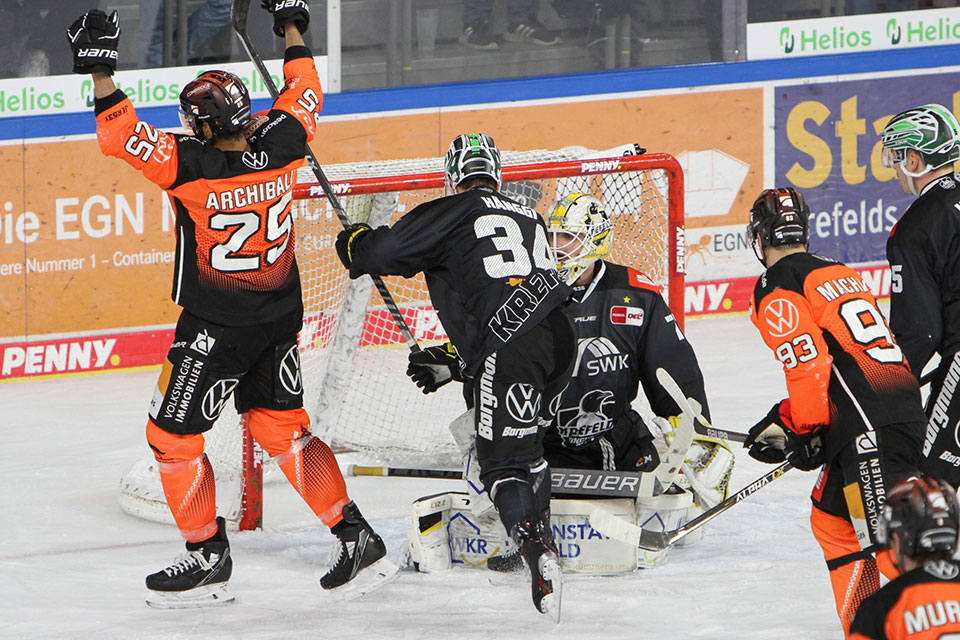 Wolfsburg jubelt ber das 3:1 in Krefeld.