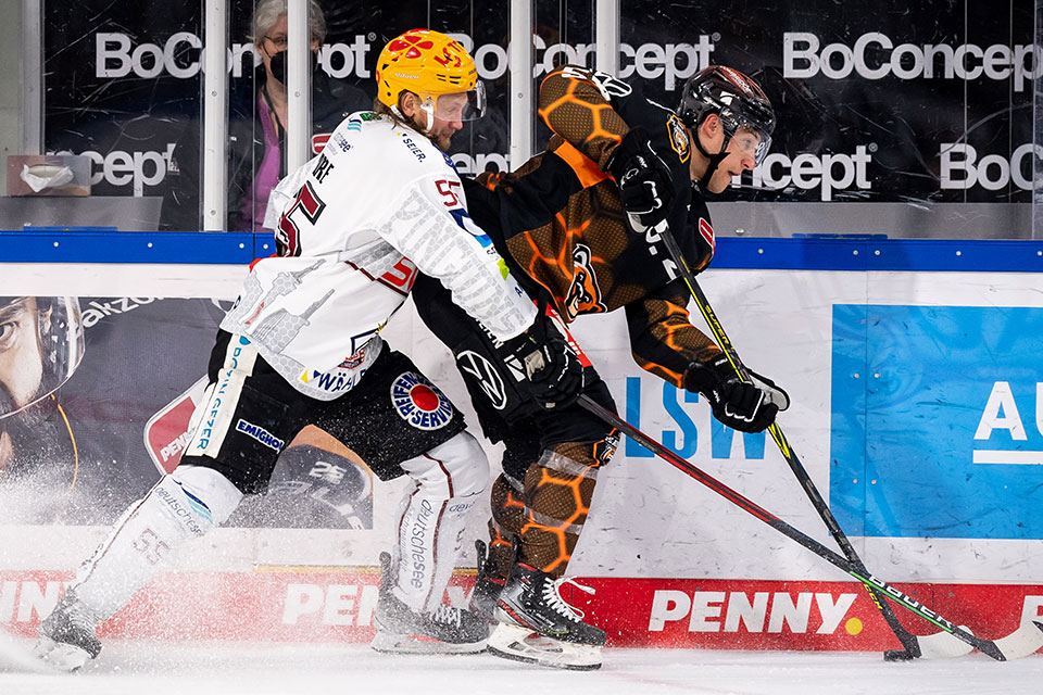 Mike Moore von den Fischtown Pinguins und Tyler Gaudet von den Grizzlys Wolfsburg.