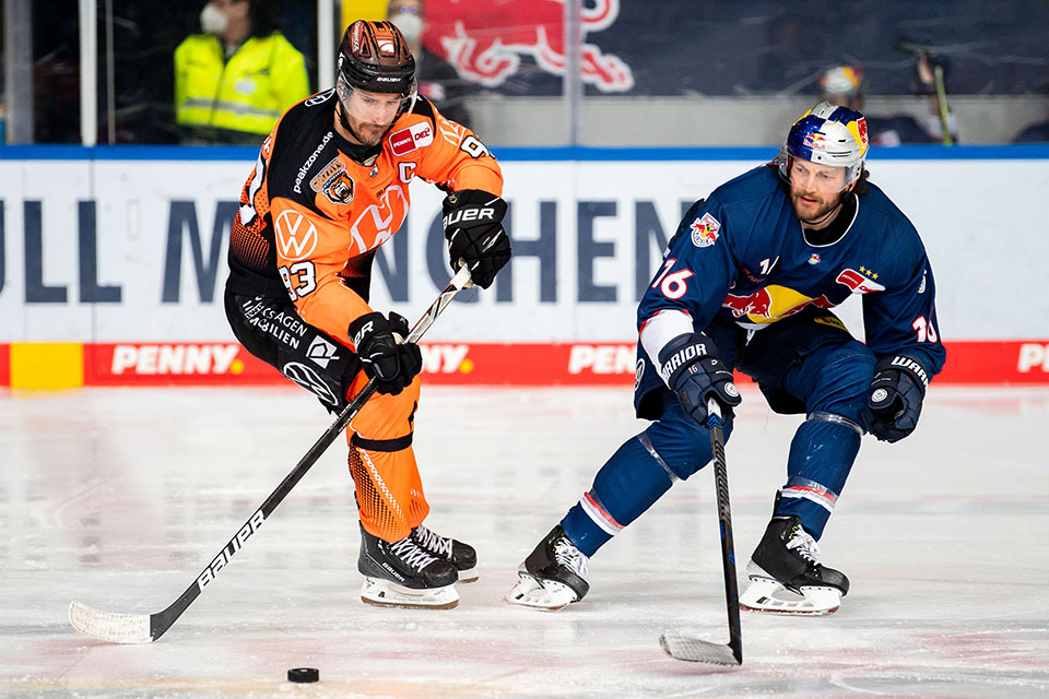 Spencer Machacek von den Grizzlys Wolfsburg und Konrad Abeltshauser von Red Bull München. Spencer Machacek von den Grizzlys Wolfsburg und Konrad Abeltshauser von Red Bull München.
