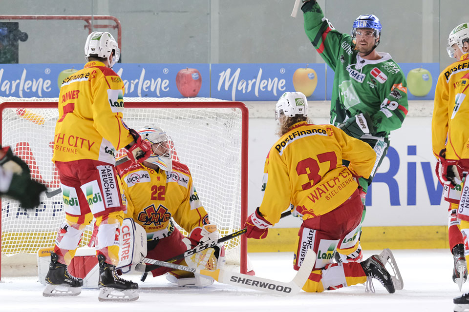 Michael Clark trifft fr Augsburg gegen Biel.