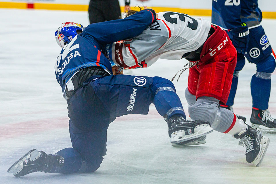 Handfeste Auseinandersetzung zwischen Kevin Klima (Mountfield) und Chris Desousa (RB Muenchen).