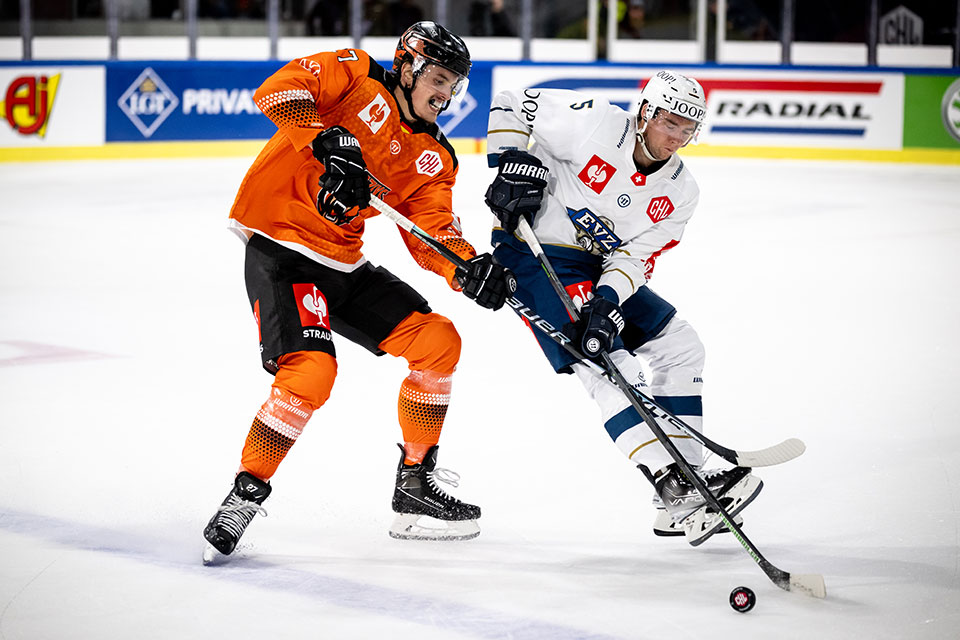 Thomas Reichel von den Grizzlys Wolfsburg und Christian Djoos vom EV Zug.