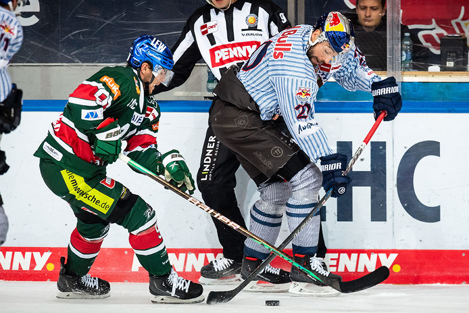 Justin Volek von den Augsburger Panther und Andreas Eder von Red Bull Mnchen.