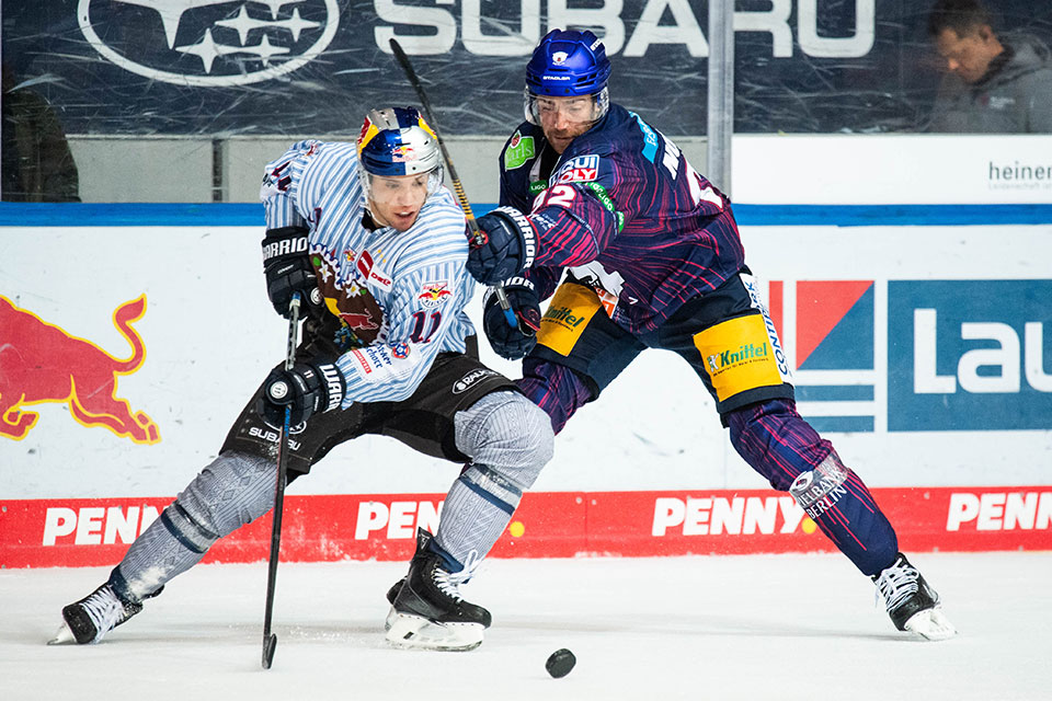 Frederik Tiffels von Red Bull M�nchen und Marcel Noebels von den Eisb�ren Berlin.