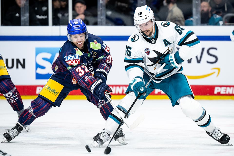 Kevin Clark von den Eisbären Berlin und Erik Karlsson von den San Jose Sharks. Kevin Clark von den Eisbären Berlin und Erik Karlsson von den San Jose Sharks.