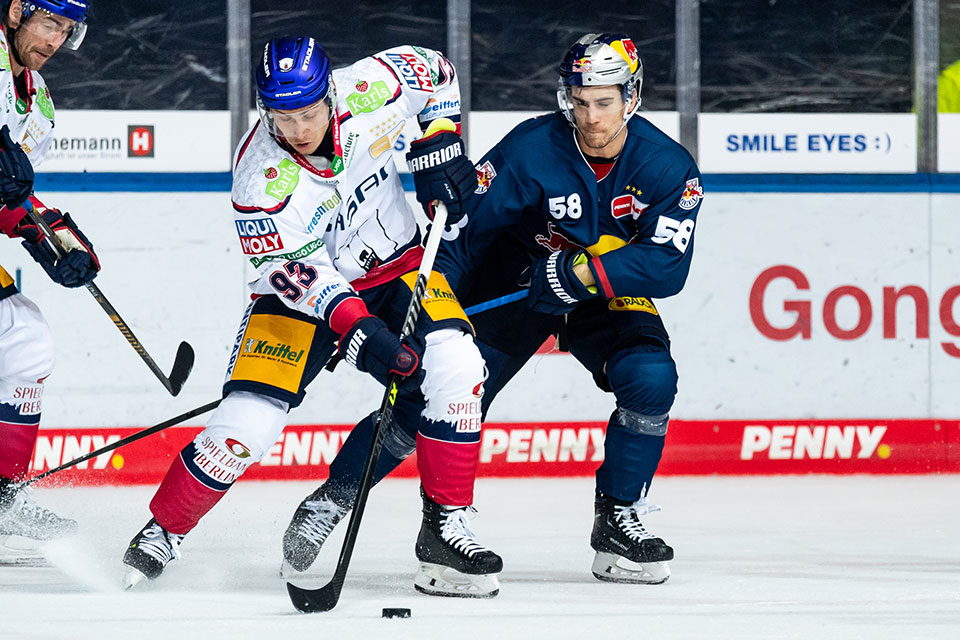 Leo Pfderl von den Eisbren Berlin und Ryan McKiernan von Red Bull Mnchen.