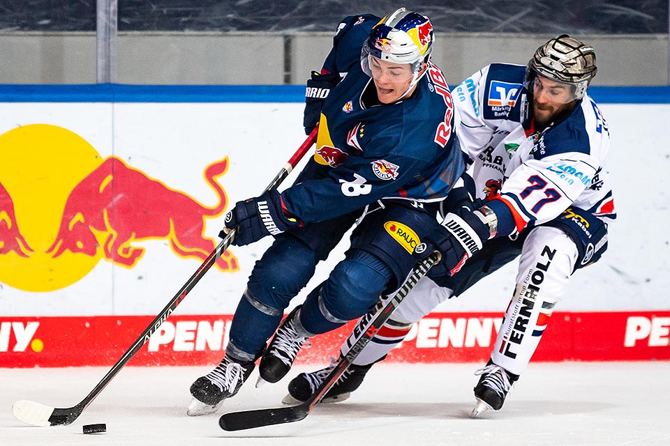 Justin Sch�tz von Red Bull M�nchen und Tim Bender von den Iserlohn Roosters.