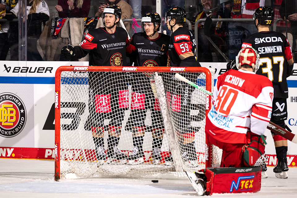 (L-R) Dominik Bokk, Marc Michaelis, Tim Wohlgemuth und Jan Luca Sennhenn von Team Deutschland feiern das Tor zum 1:0.