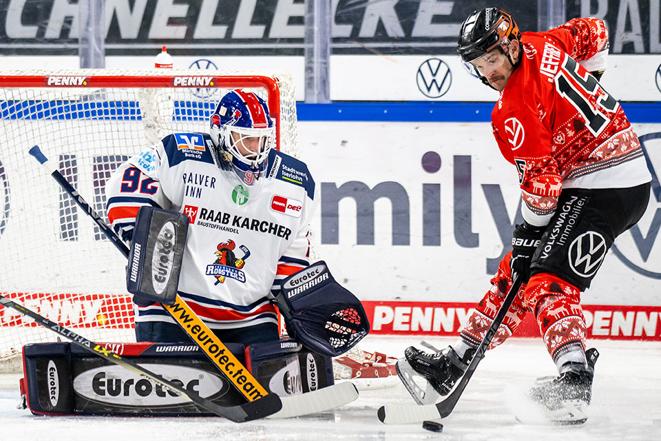 Andreas Jenike von den Iserlohn Roosters und Dustin Jeffrey von den Grizzlys Wolfsburg.
