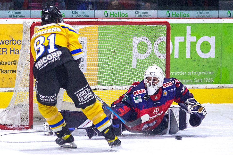 Hannovers Torwart Dalgic kann den zweiten Gegentreffer beim Spiel gegen Tilburg nicht verhindern. Hannovers Torwart Dalgic kann den zweiten Gegentreffer beim Spiel gegen Tilburg nicht verhindern.