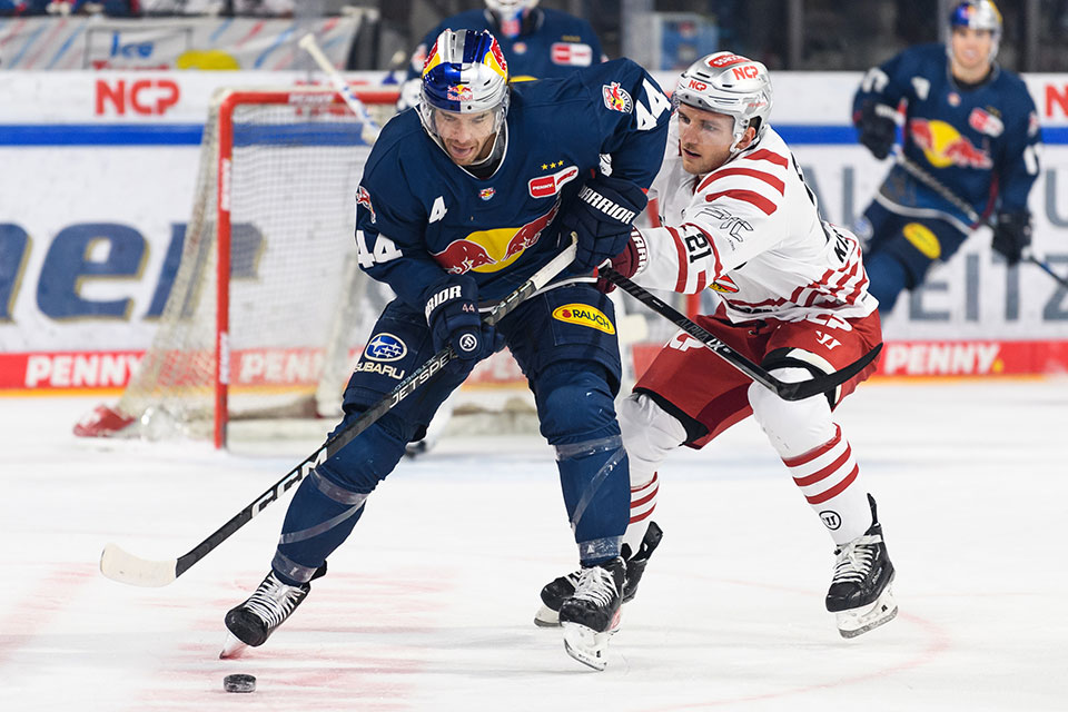 Zach Redmond von Red Bull Mnchen und Maximilian Kislinger von den Nrnberg Ice Tigers.